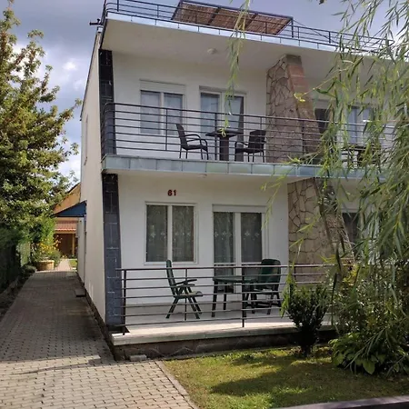 Doppelhaushaelfte Fuer Sechs Personen Mit Terrasse * Szantod